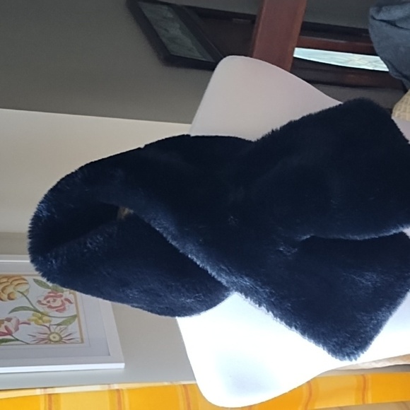 Lauren Conrad faux fur stole - Picture 5 of 5